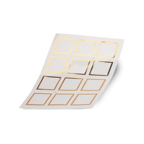Feuille de papier autocollant de macarons carrés fond blanc et les contours en or à chaud