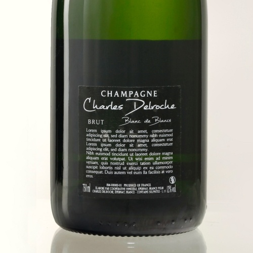Étiquette transparente avec les écritures en blancs sur bouteille verte de Champagne
